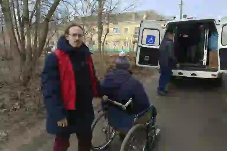 Волонтёры-медики поддержали участников клуба инвалидов-колясочников