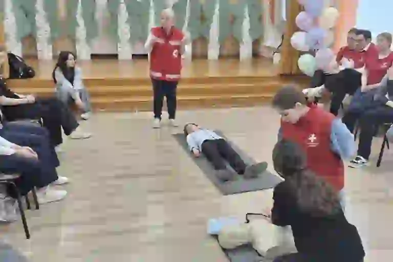 Волонтёры-медики провели мастер-класс по первой помощи для школьников