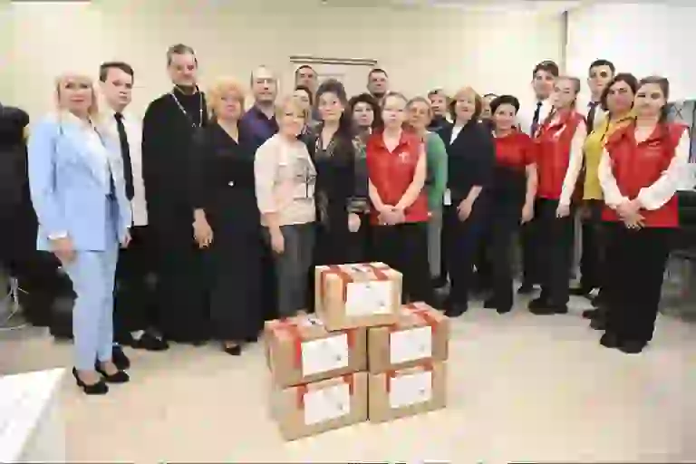 Волонтёры-медики поздравили женщин с Международным женским днём