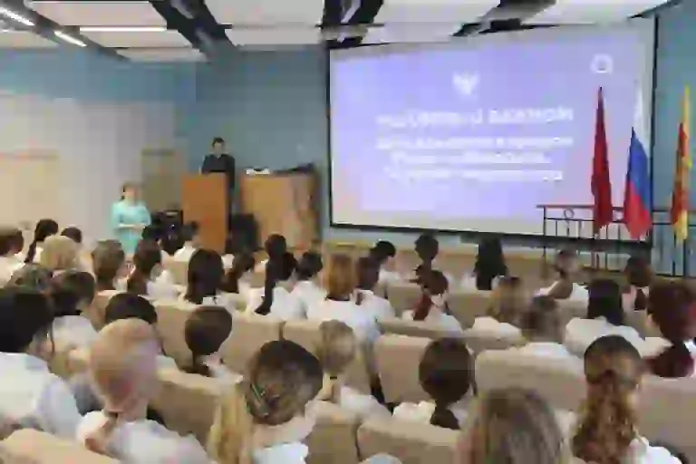 Единение народов и космические победы: студенты колледжа обсудили важные темы