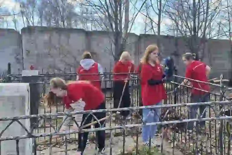 Уход за памятными местами: студенты продолжают сохранять историю