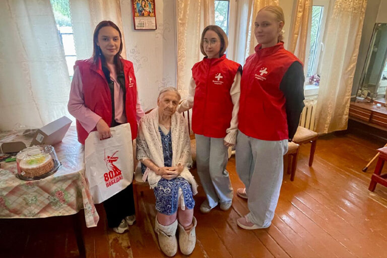 Волонтёры-медики Рузского филиала поздравили ветерана с Днём Победы