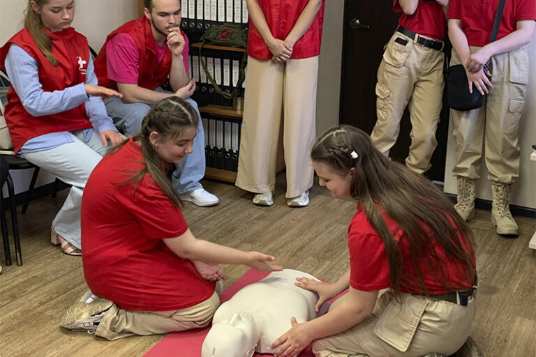 Волонтеры-медики Серпуховского филиала провели мастер-класс по оказанию первой помощи
