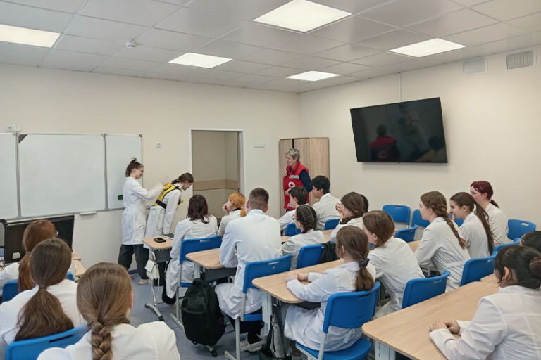 Практическое занятие по оказанию первой помощи в Дмитровском филиале Московского областного медицинского колледжа