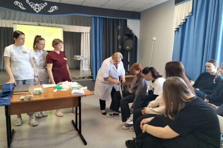 Волонтеры-медики провели мастер-класс по оказанию первой помощи для школьников