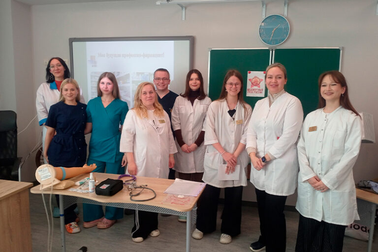 Волонтеры-медики провели профориентационное мероприятие для школьников