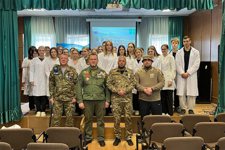 В Коломенском филиале Московского областного медицинского колледжа открылась фотовыставка «Медицинские подвиги в зоне боевых действий»