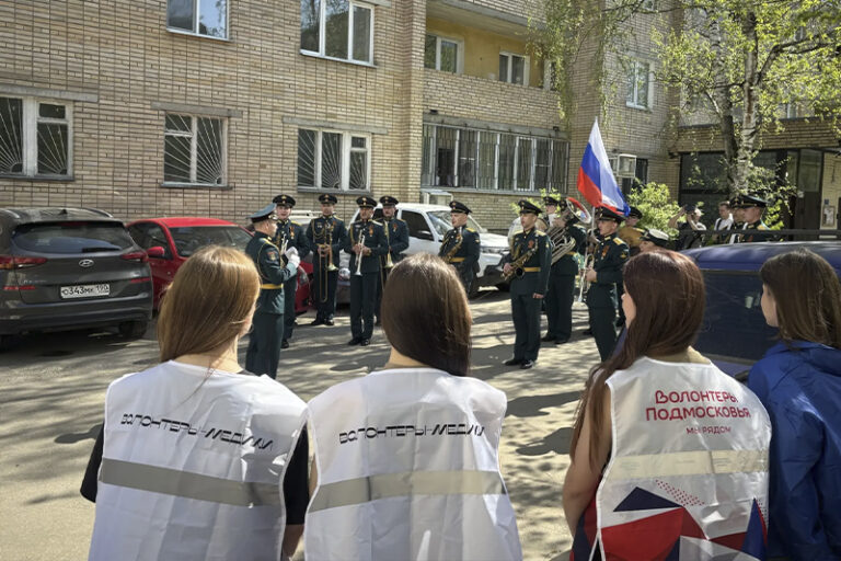 Волонтеры-медики Коломенского филиала поздравили ветерана Великой Отечественной войны с Днём Победы